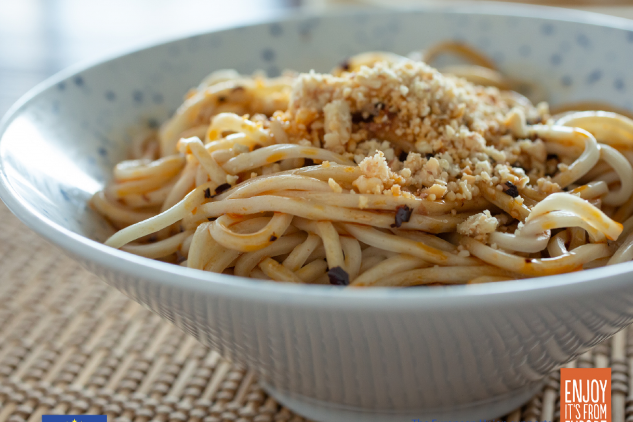 Dan dan noodles with European Corinthian black raisins